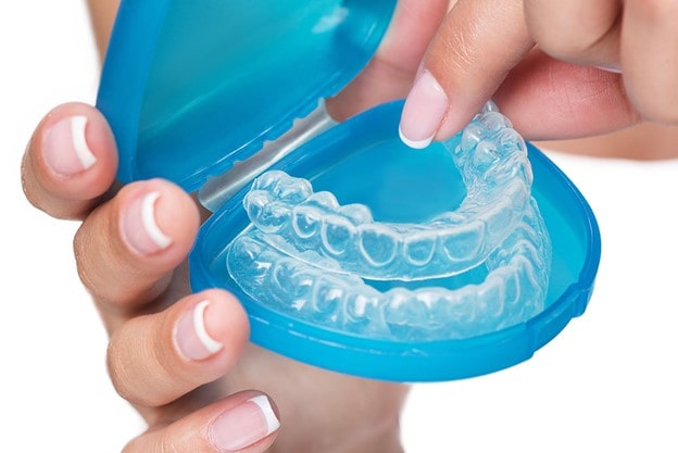 آیا می توان از محافظ دندان شبانه در طول درمان با الاینرهای شفاف ارتودنسی استفاده کرد؟